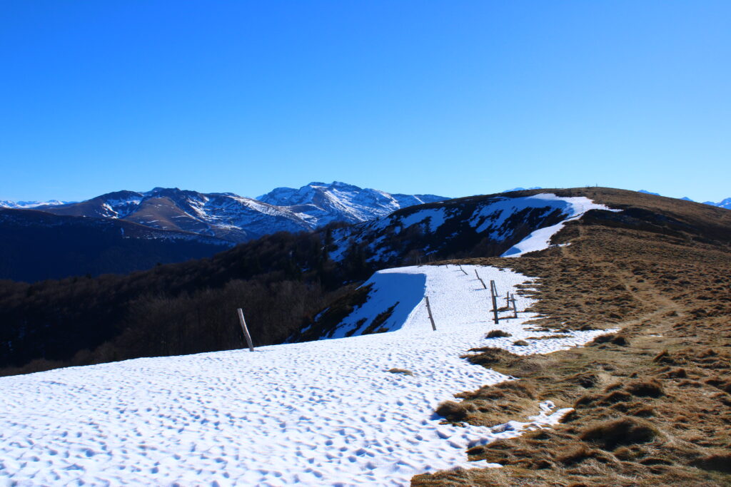 Près du cap du Carmil, l'horizon s'ouvre enfin sur les sommets enneigés de l'Ariège.