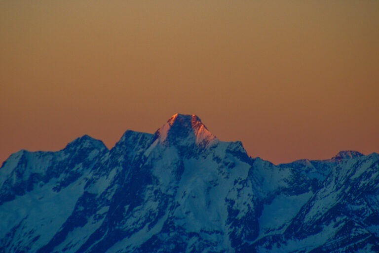 Lever du jour sur le mont Valier, les Pyrénées prennent une magnifique teinte orangée.