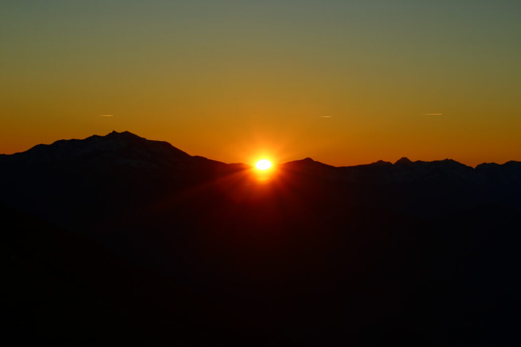 Le soleil se lève dans le secteur du massif de Tabe. Bivouac splendide sur l'Arize.