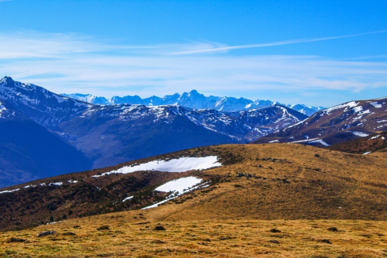 Panorama du mont Valier depuis les crêtes de l'Arize, sur le GRP Tour de la Barguillère