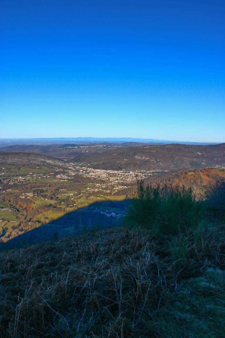 La ville de Foix est dominée par le massif de l'Arize. On aperçoit son célèbre château depuis la descente vers Ganac