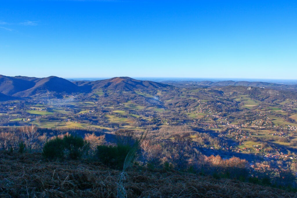 Panorama sur la vallée de la Barguillère, lors de la descente vers Ganac qui marque la fin du GRP Tour de la Barguillère