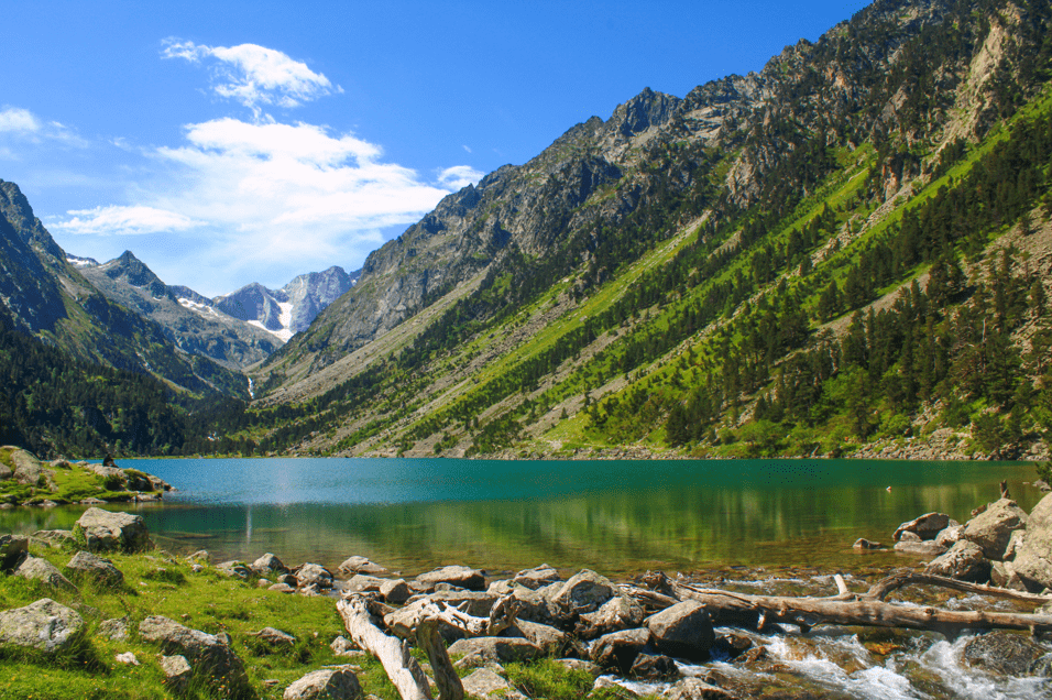 Le lac de Gaube, l'un des plus beaux des Pyrénées, sur le tour Hautes vallées des gaves.