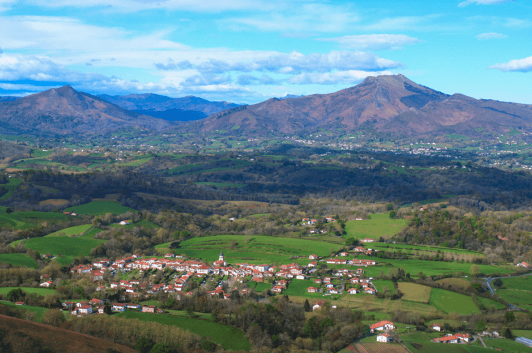 En trek dos à la Rhune, symbole du pays Basque.