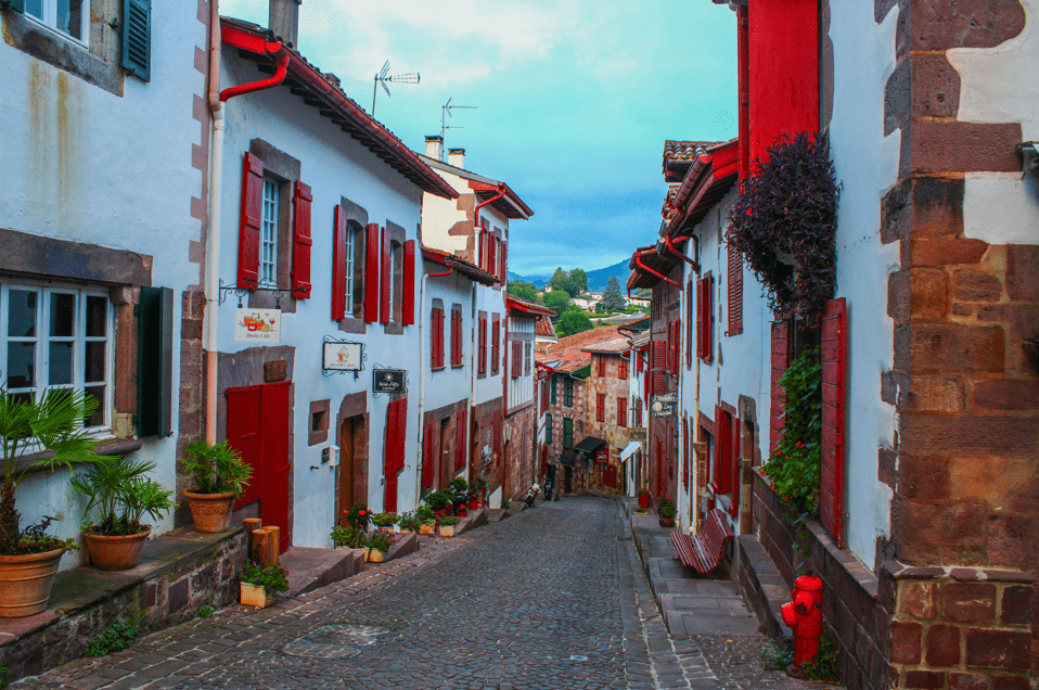 Visite de Saint-Jean-Pied-de-Port, à travers les ruelles aux couleurs du Pays basque.