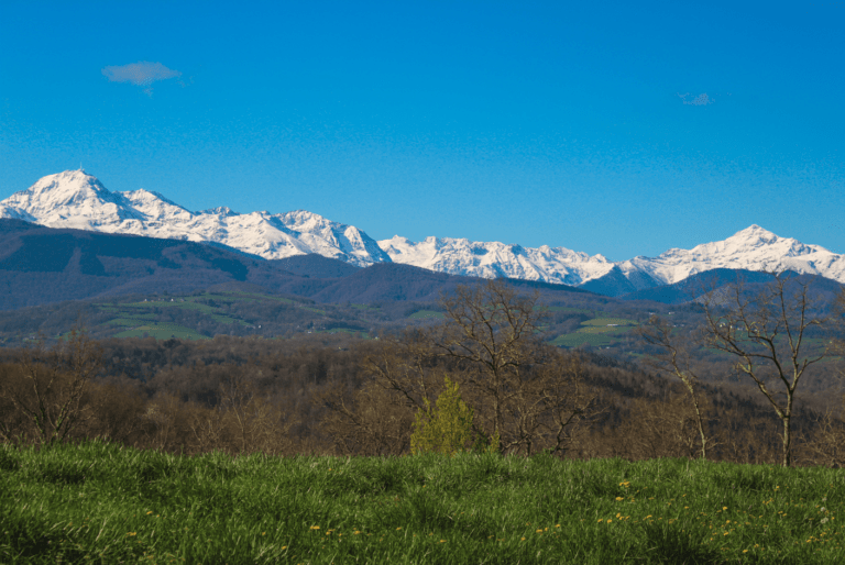 Les baronnies de Bigorre, face aux sommets enneigés du pic du Midi de Bigorre et du Montaigu