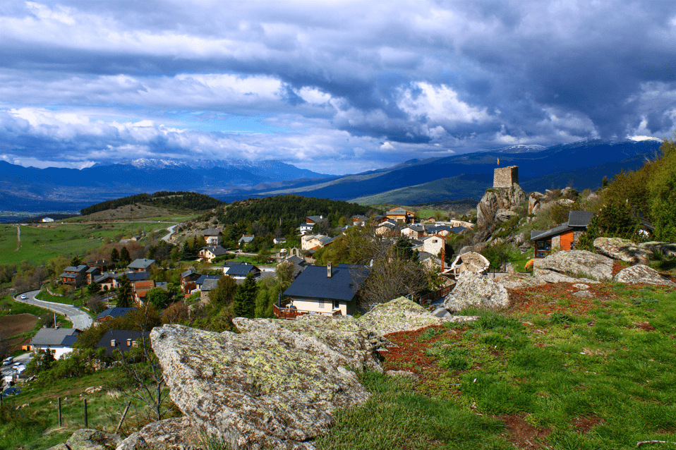 La tour des Maures domine le village d'Égat, face à la plaine de Cerdagne