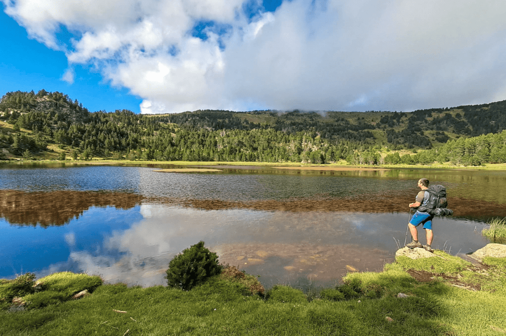 En contemplation sur les rives du lac d'Aude. Le lac est la source du fleuve qui donne son nom au département 11