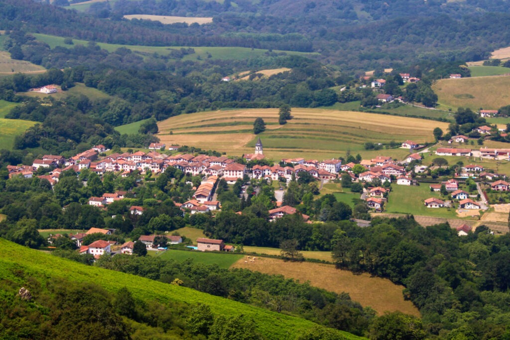 Ainhoa, un des plus beaux villages de France, sur le tracé du GR®10