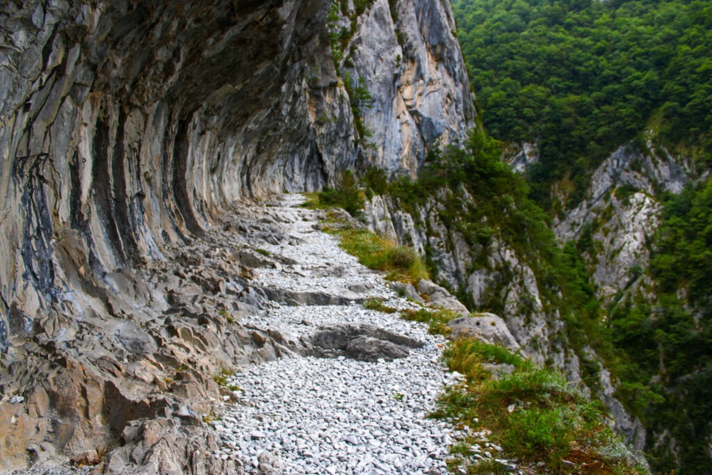 Le chemin de la Mâture, découverte majeure sur le GR10 dans les Pyrénées occidentales