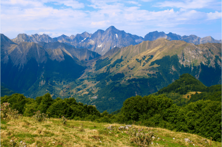 Vue sur le Mont Valier depuis le col de la Serre du Cot, franchi par le GR10