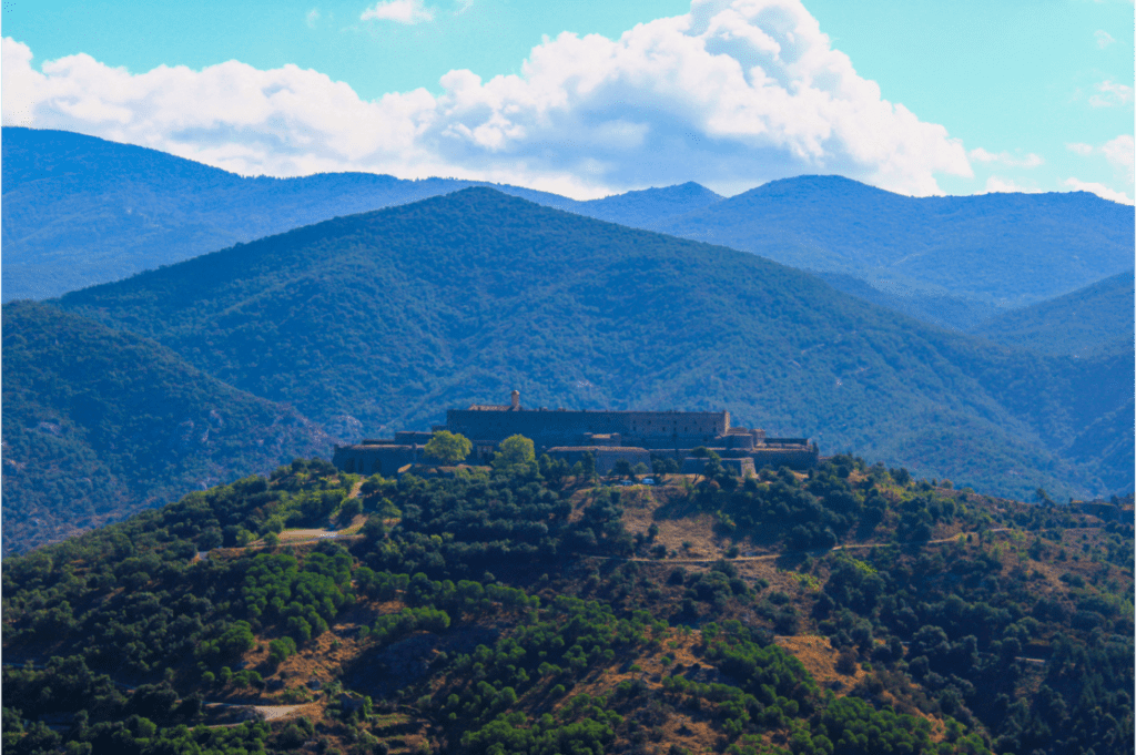 Le fort de Bellegarde domine le chemin du GR10