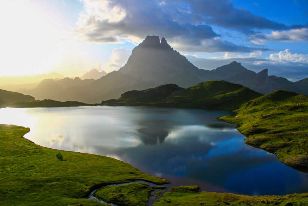 Lever de soleil au lac Gentau, sur le site des lacs d'Ayous