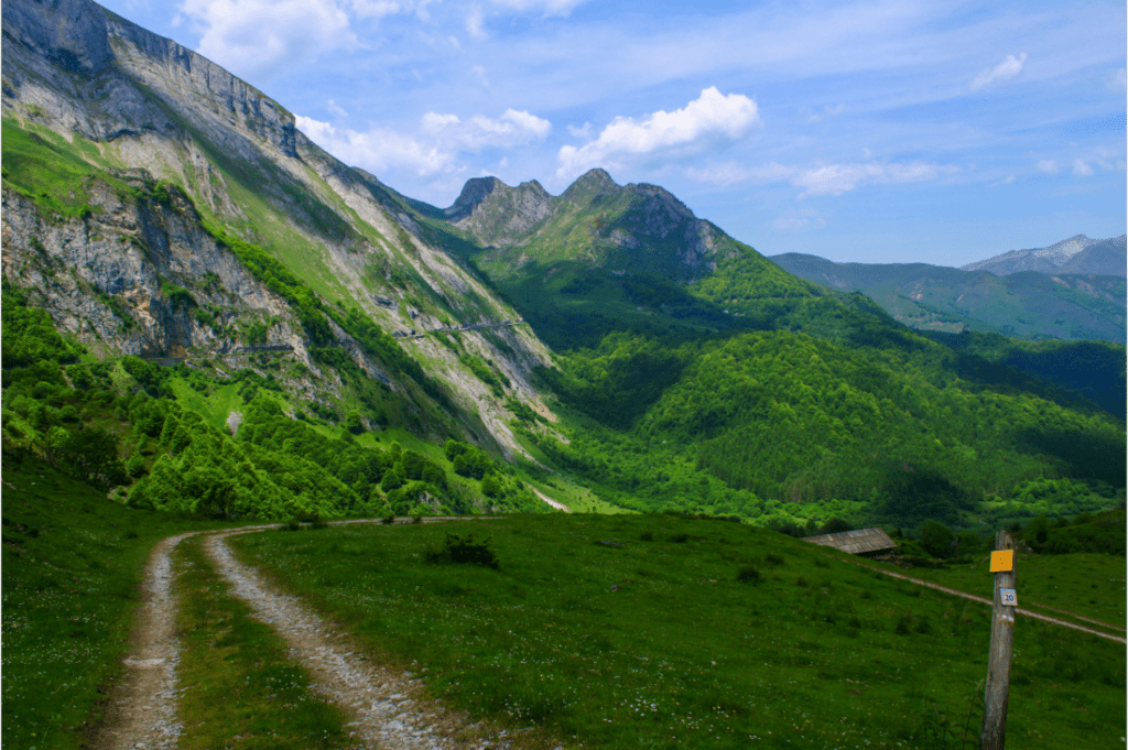 Le cirque du Litor, dans le val d'Azun, est traversé par le GR10