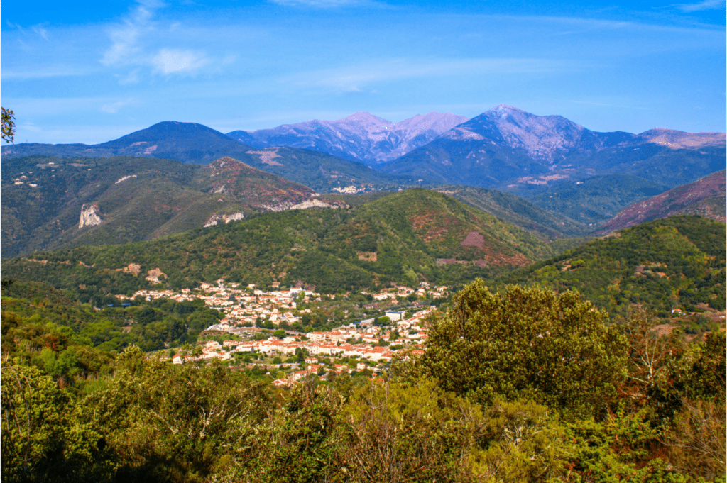 Arles-sur-Tech et le pic du Canigou depuis le col de Paracolls