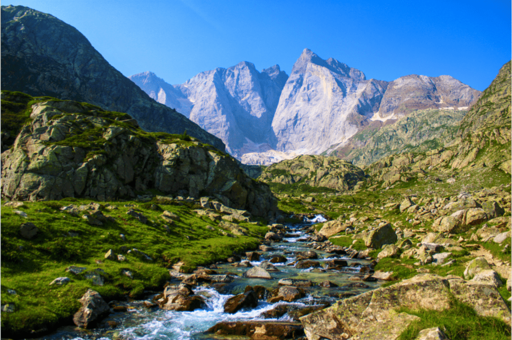 Le pic de Vignemale, plus haut sommet des Pyrénées françaises, depuis les Oulettes de Gaube sur le GR10