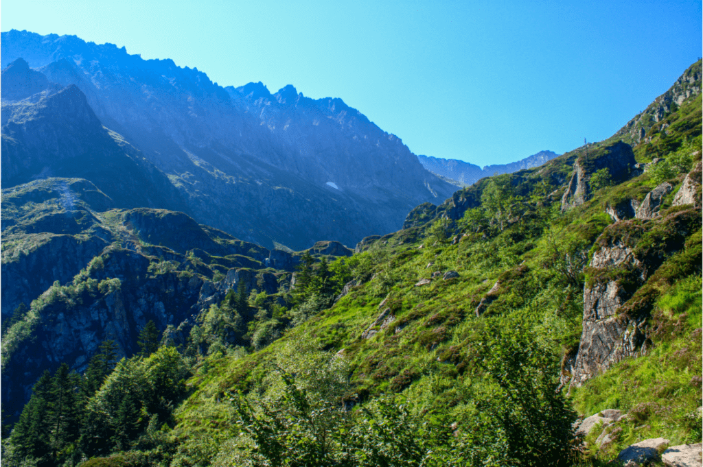 L'étang du Garbet approche, nous grimpons en forêt