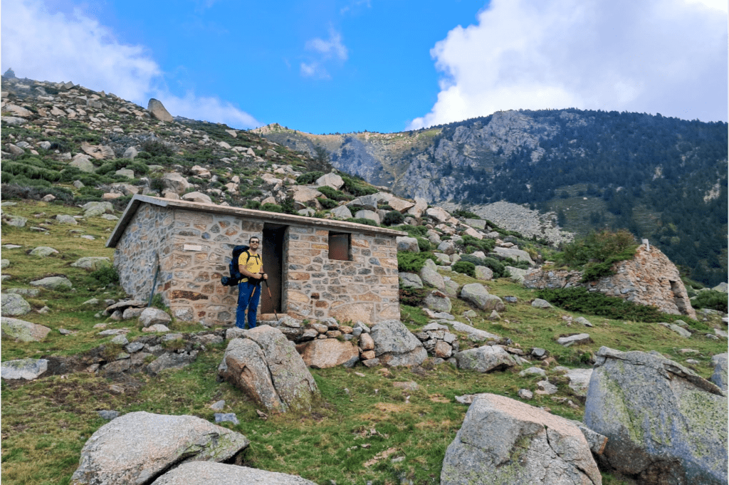 Nouvel abri sur le chemin : la cabane des Cums. Nous terminons cette deuxième étape un peu plus loin, au coll de les Basses, sous la pluie