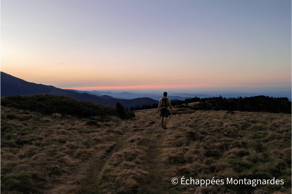 Descente à la tombée de la nuit, après le coucher du soleil