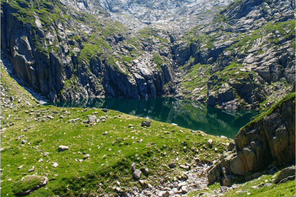 Nous arrivons à l'étang bleu, objectif de cette randonnée dans le Couserans