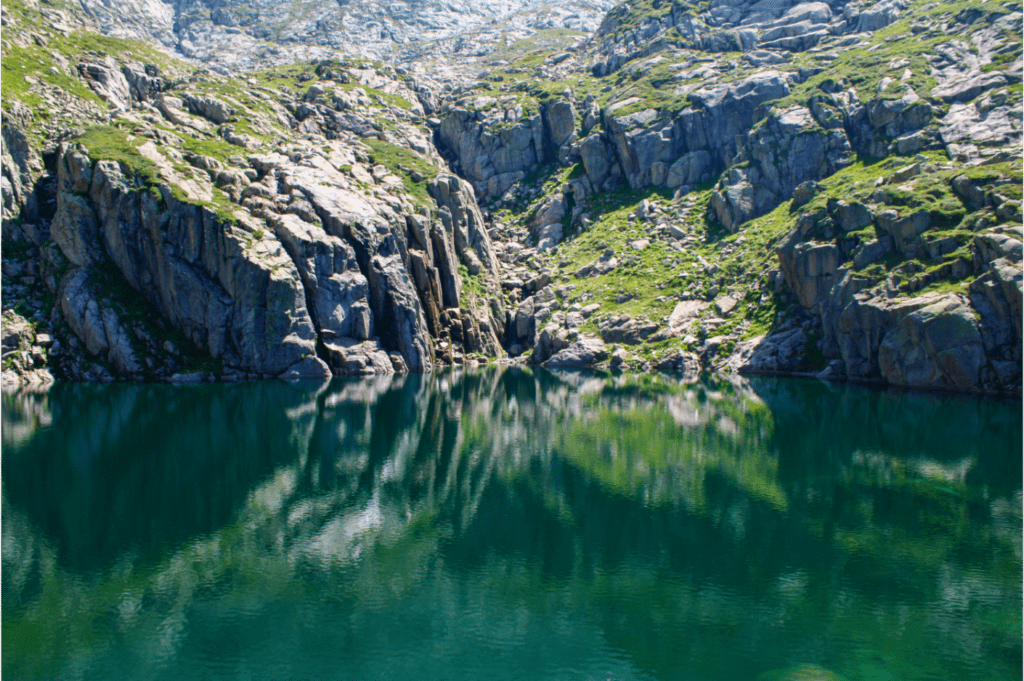 Les reflets cristallins de l'étang bleu