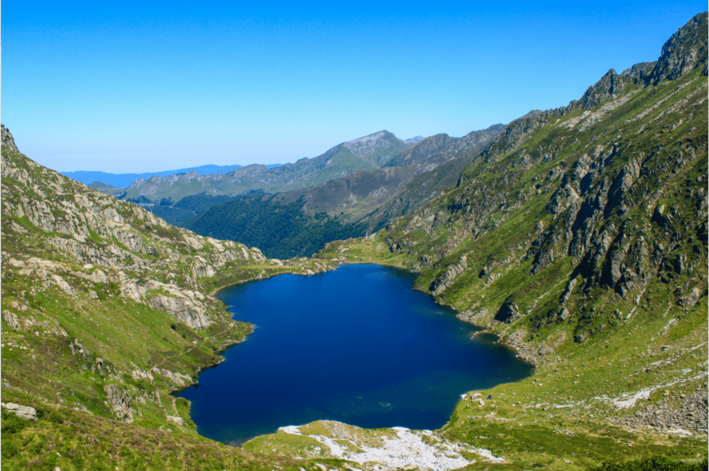 L'étang du Garbet domine la vallée d'Aulus-les-Bains