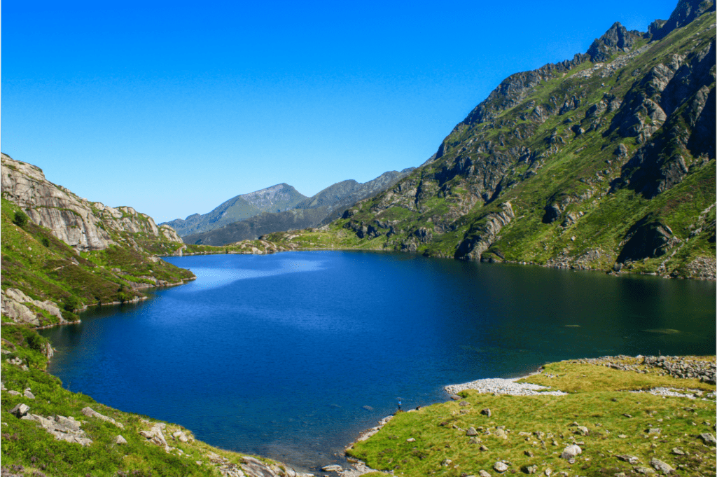 Le sentier surplombe l'étang du Garbet