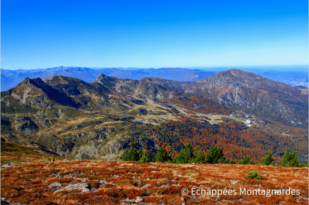 Les couleurs d'automne au-dessus de la station des Monts-d'Olmes