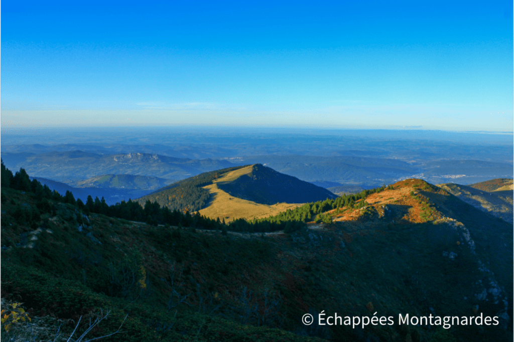 Tombée du jour sur le massif de Tabe, vue sur la plaine