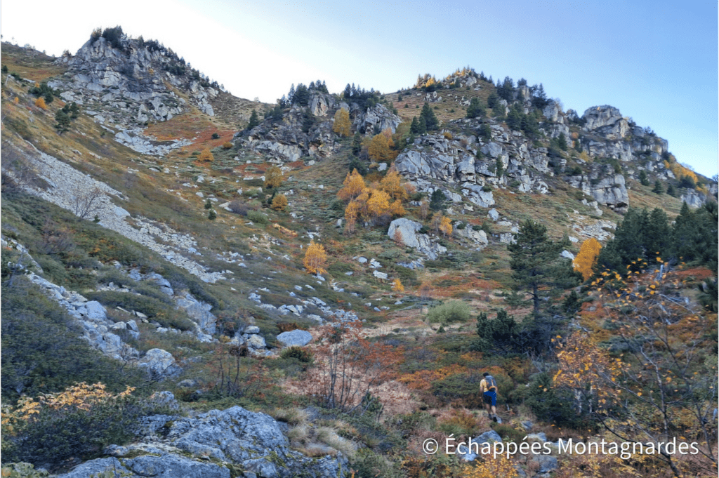 Jolies combes en automne au pied des sommets du massif de Tabe