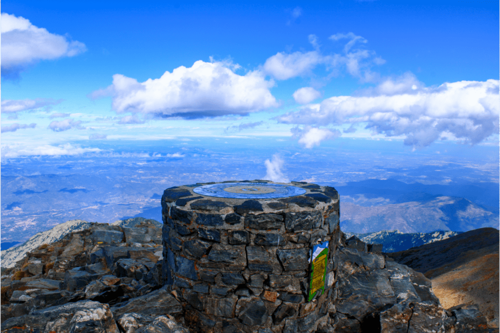 Sommet du pic du Canigou - une ascension incontournable à deux pas du GR10