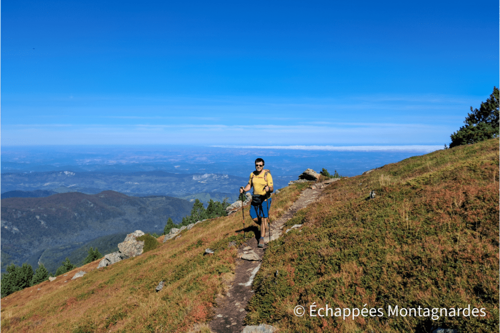 Ascension sur de beaux sentiers vers les sommets du massif de Tabe