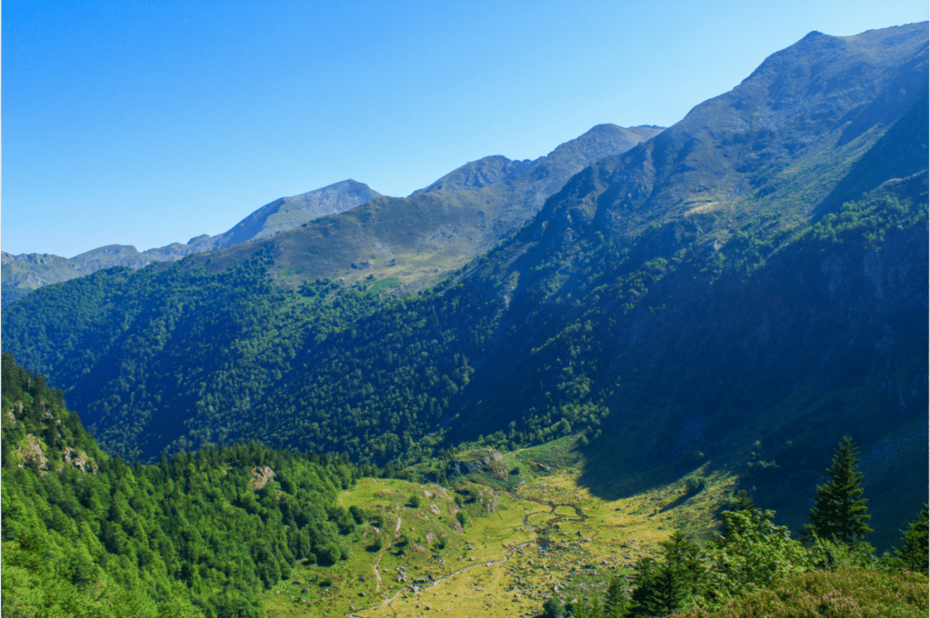 Vue du cirque de Garbettou depuis le sentier qui mène à l'étang du Garbet