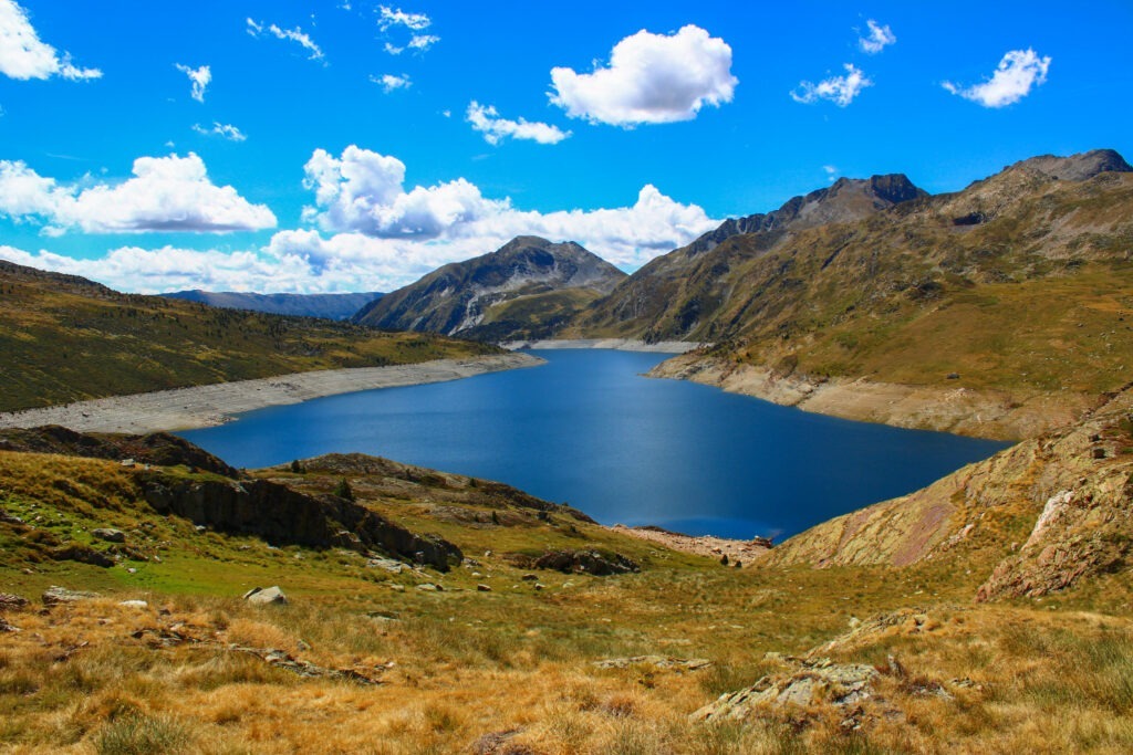 L'étang de Lanoux, plus grand lac des Pyrénées françaises, se laisse découvrir sur le GR10