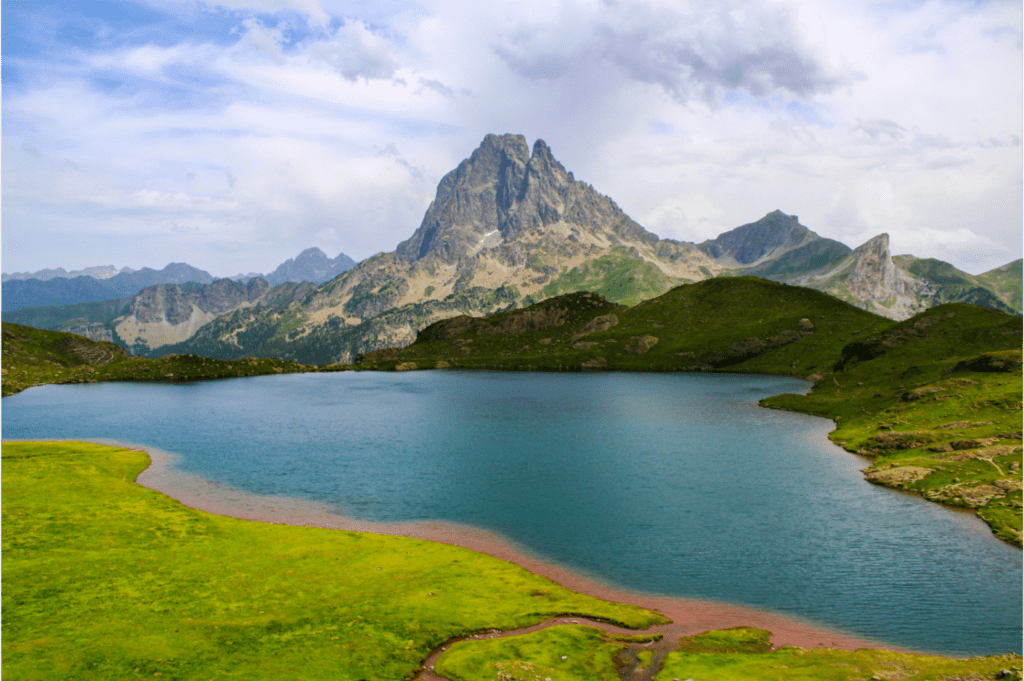 Les lacs d'Ayous, face au pic du Midi d'Ossau : un lieu incontournable du GR10 !